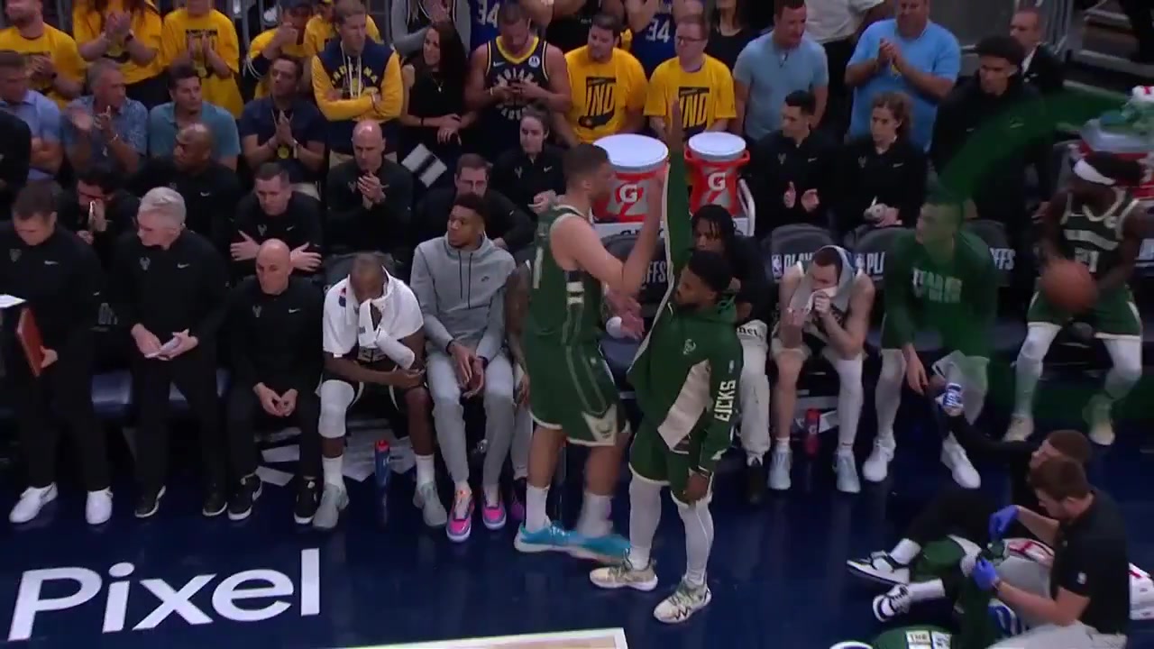 此前被NBA停薪禁赛4场!两名步行者球迷起诉去年用球砸人的贝弗利